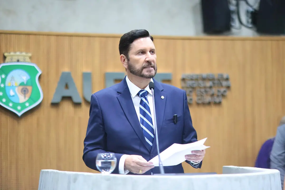 Imagem da notícia: Filiação de deputados ao PSB e mudanças em blocos partidários empurram definição de comissões na Alece
