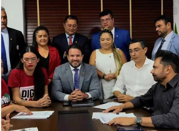 Imagem da notícia: Projeto que reajusta salário dos professores de Fortaleza será descartado e trocado após erro