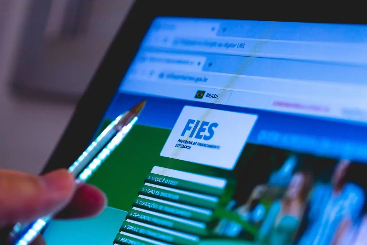Imagem da notícia: Inscrições do Fies 2025 estão abertas até sexta-feira (7); veja como se inscrever e quais os requisitos