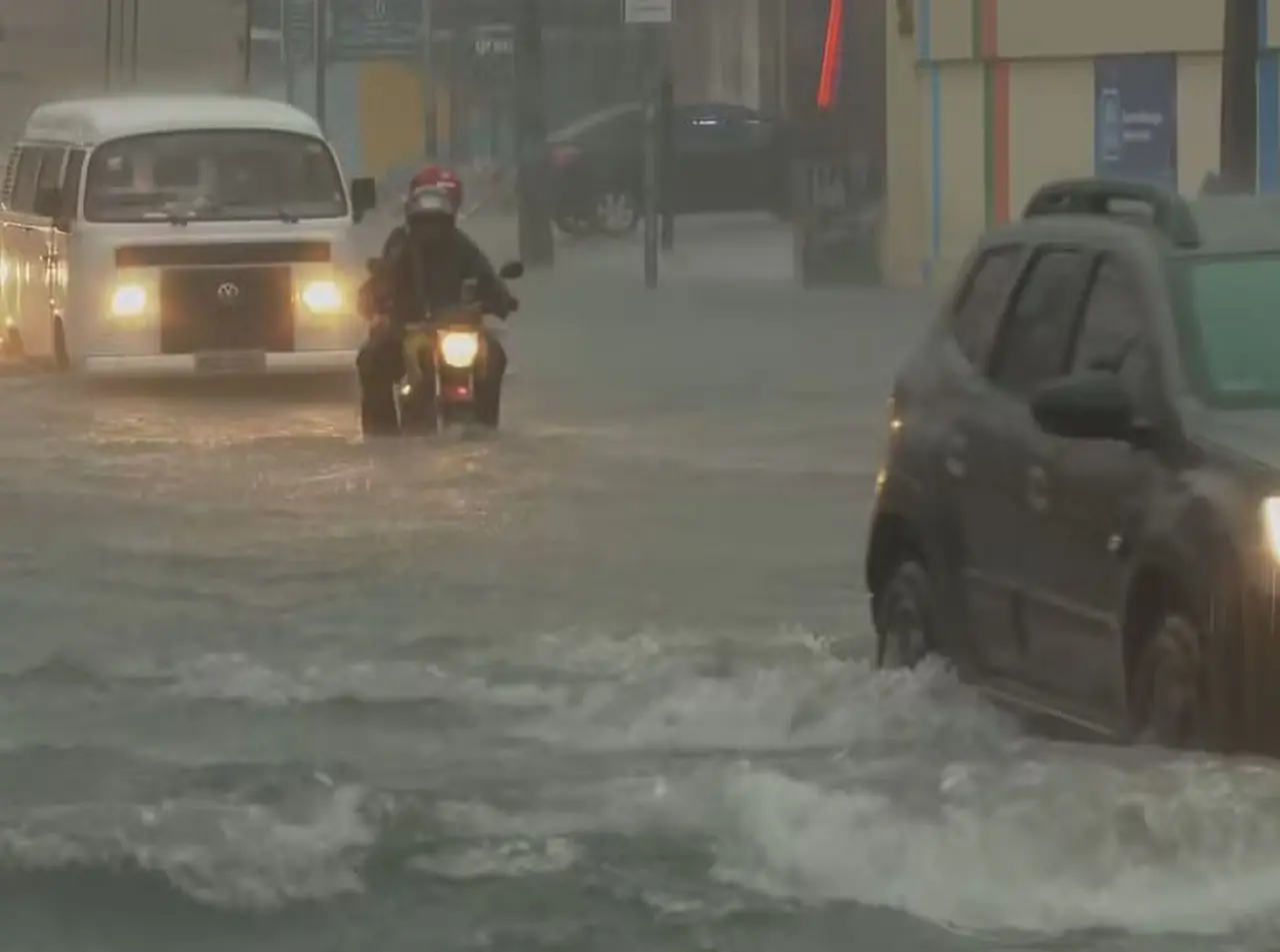 Imagem da notícia: Fortes chuvas atingem o Grande Recife e causam deslizamentos; veja imagens
