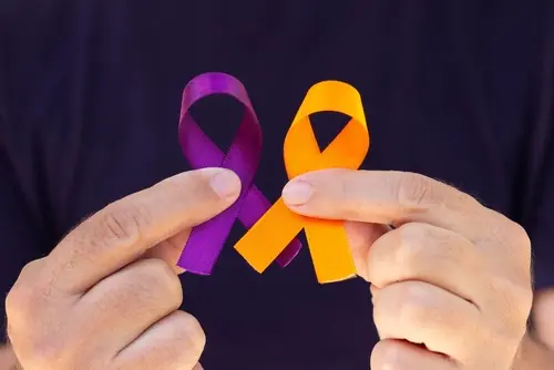 Imagem da notícia: Qual o significado de 'Fevereiro Roxo e Laranja'? Campanha deste mês alerta sobre doenças crônicas e leucemia
