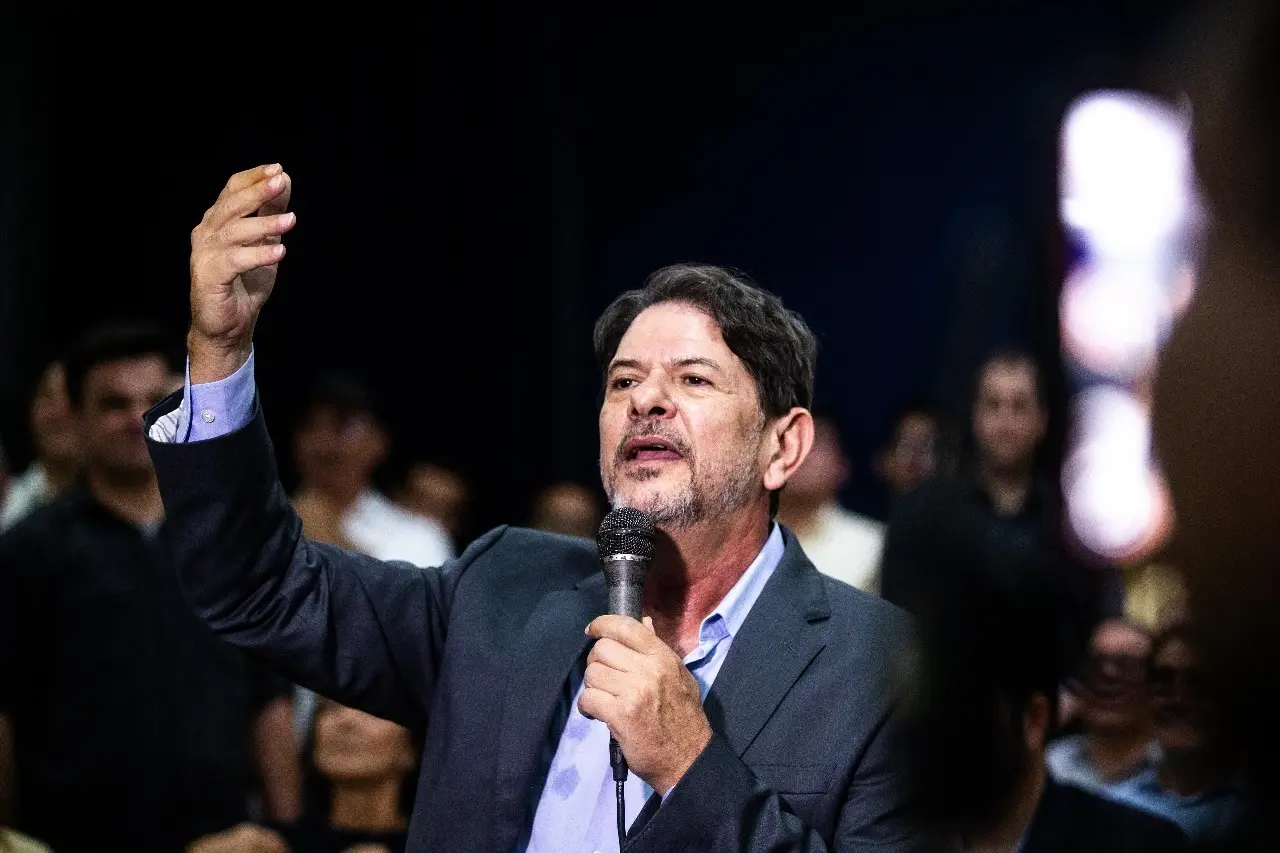 Imagem da notícia: Cid Gomes defende Júnior Mano para o Senado e acirra disputa no grupo governista