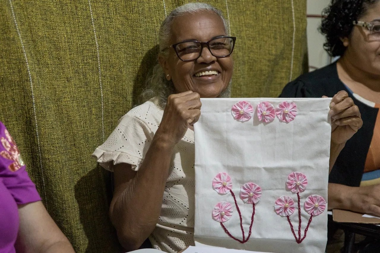 Em conjunto, os participantes produzem o 