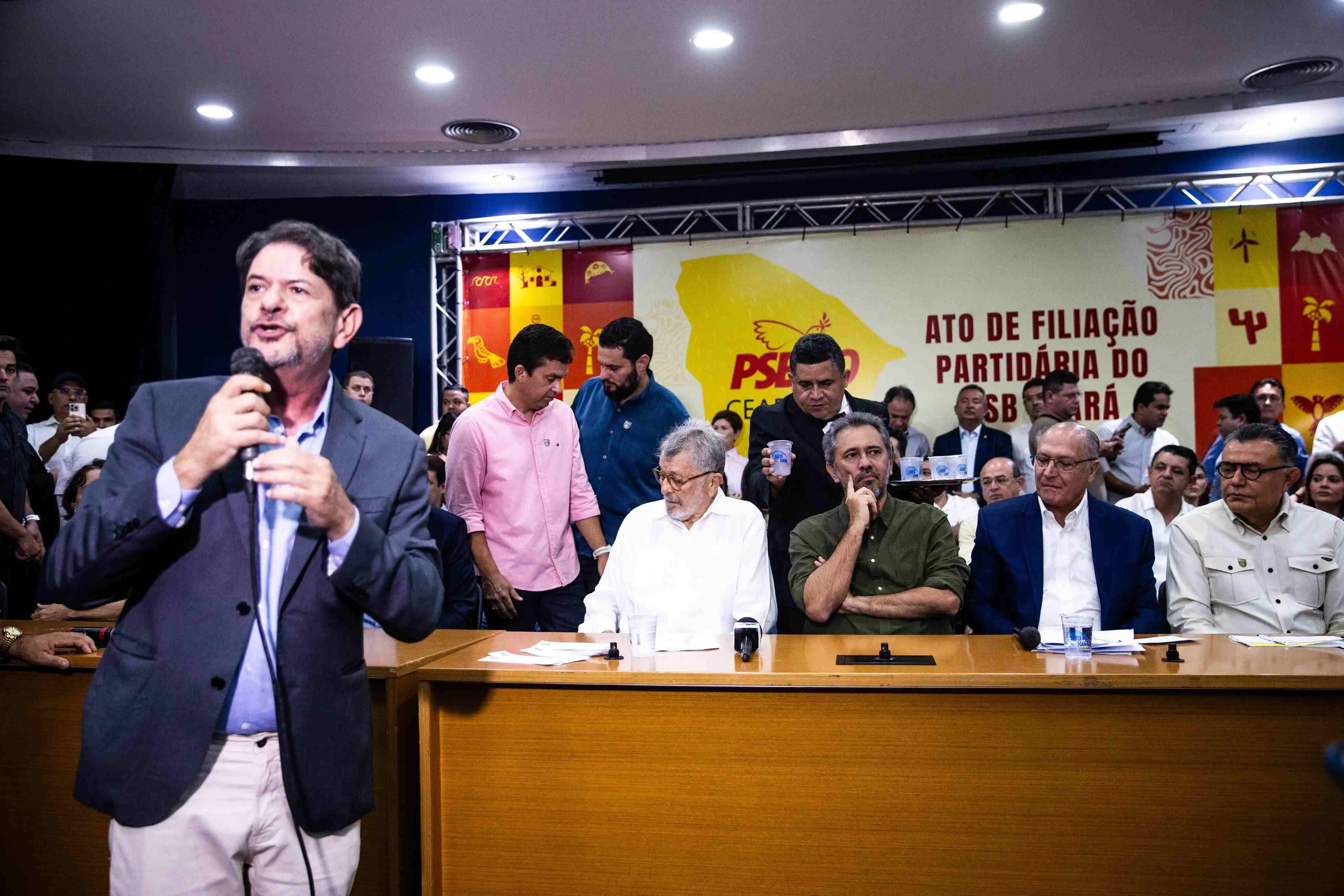 Imagem da notícia: Cinco pontos para entender os planos do PSB Ceará e de Cid Gomes para 2026 