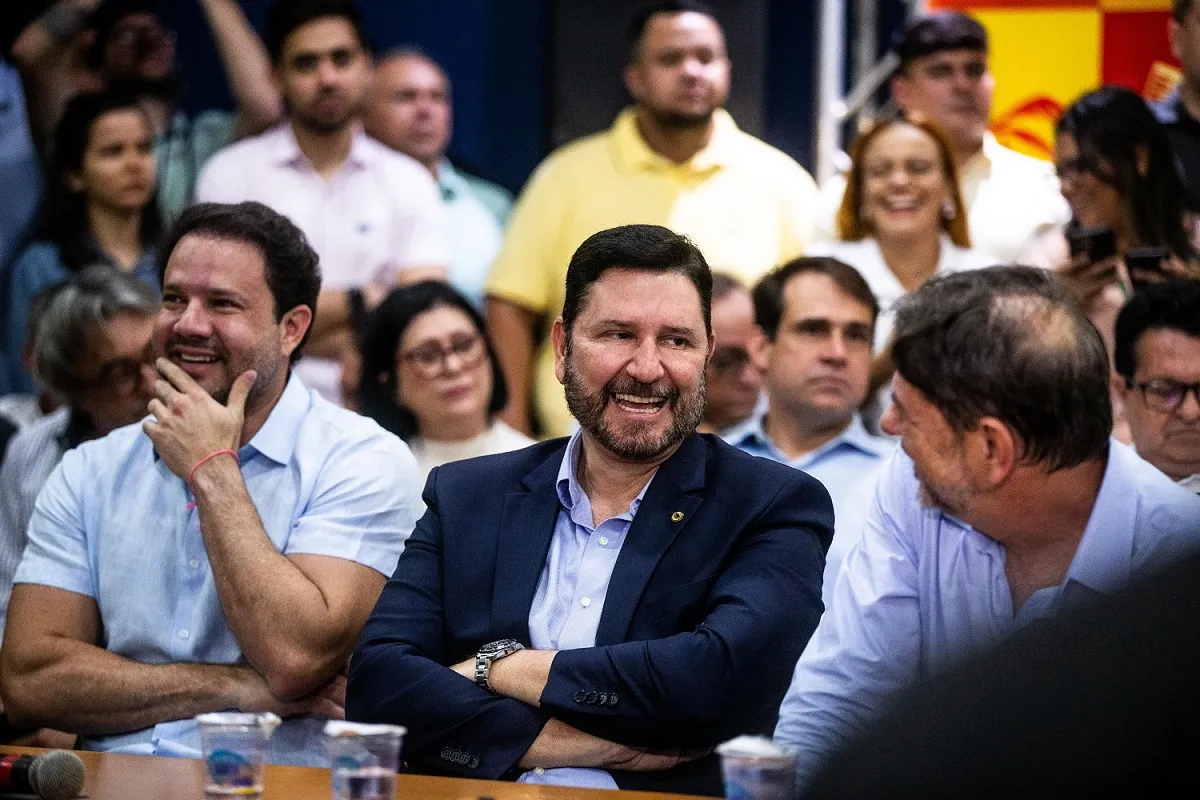 O vereador Léo Couto, o deputado Romeu Aldigueri e o senador Cid Gomes no evento de filiação do PSB