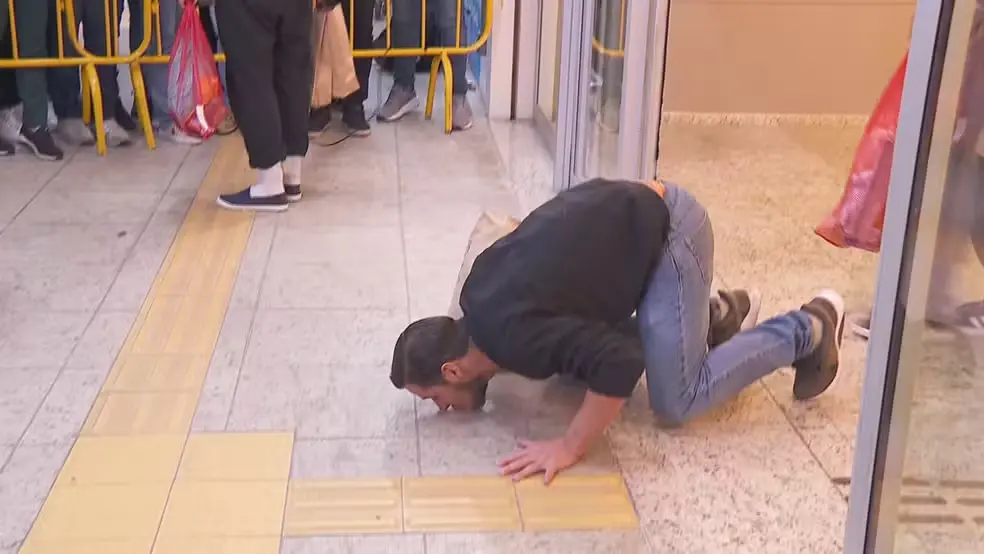 Imagem da notícia: Goiano deportado dos Estados Unidos beija chão de aeroporto ao chegar em Minas Gerais: 'muita tristeza' 