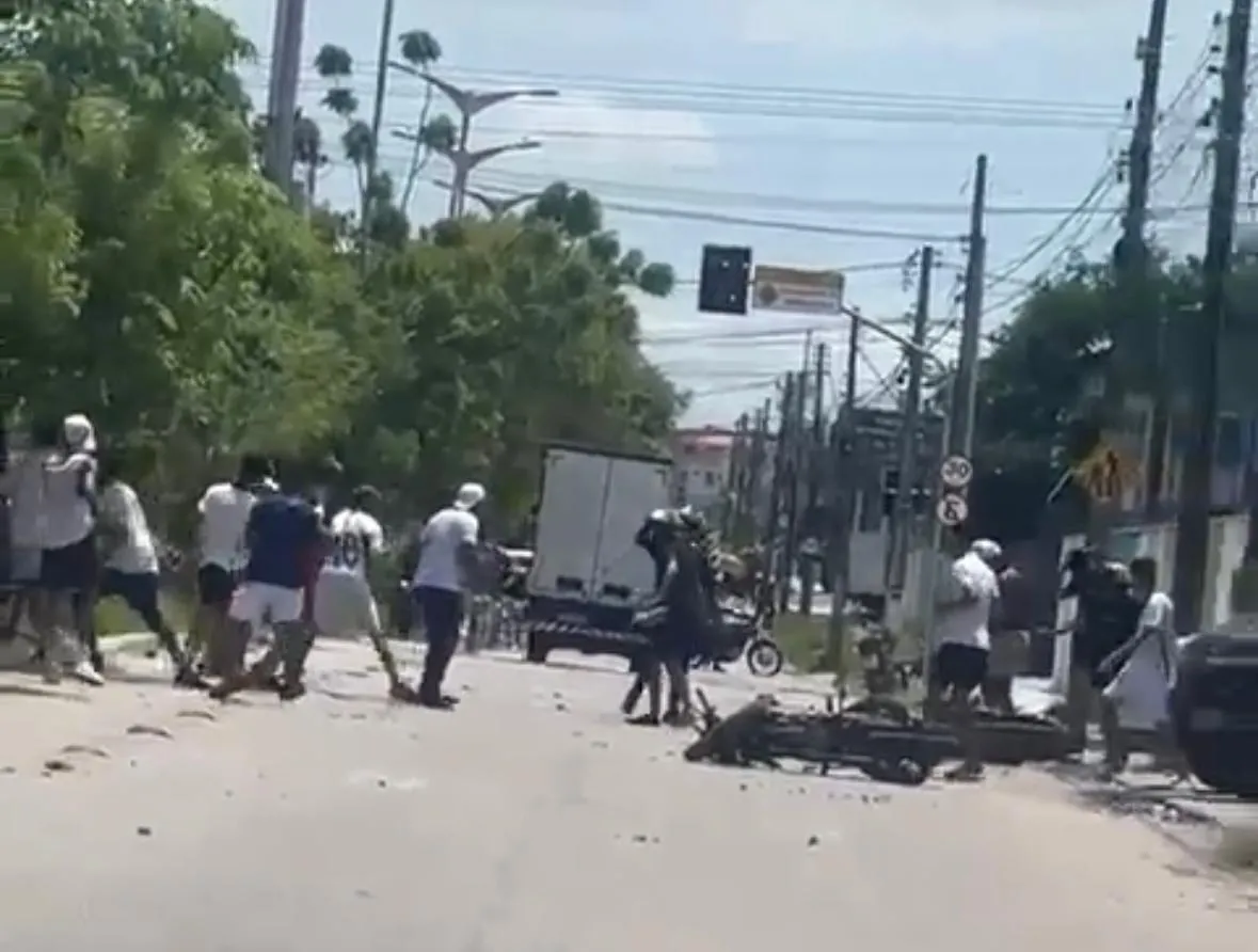 Nas imagens das brigas são vistos objetos sendo arremessados pelos torcedores, que chegam a bloquear trechos de vias públicas.