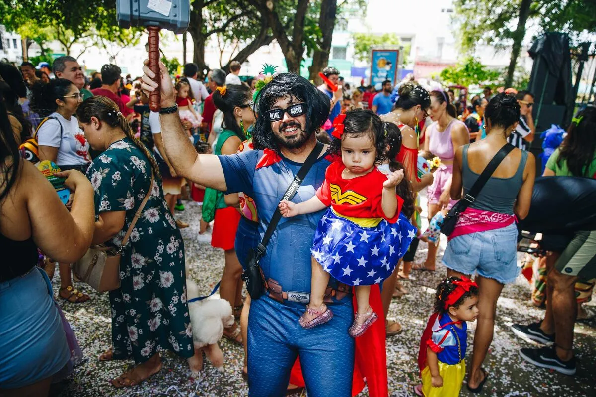 Aline Aurora, de 1 ano, aproveitou seu primero Pré-Carnaval ao lado do pai
