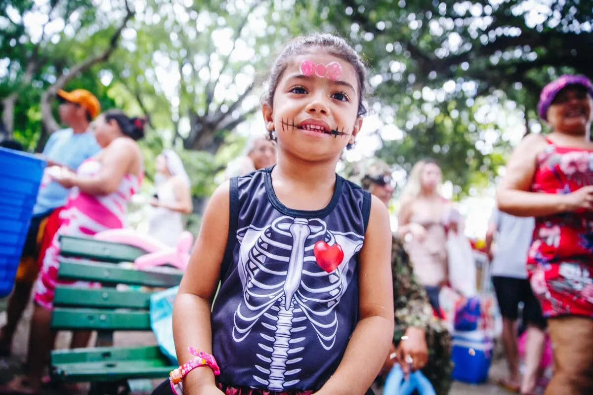 Alice, de 3 anos, aproveitou a folia no Passeio Público