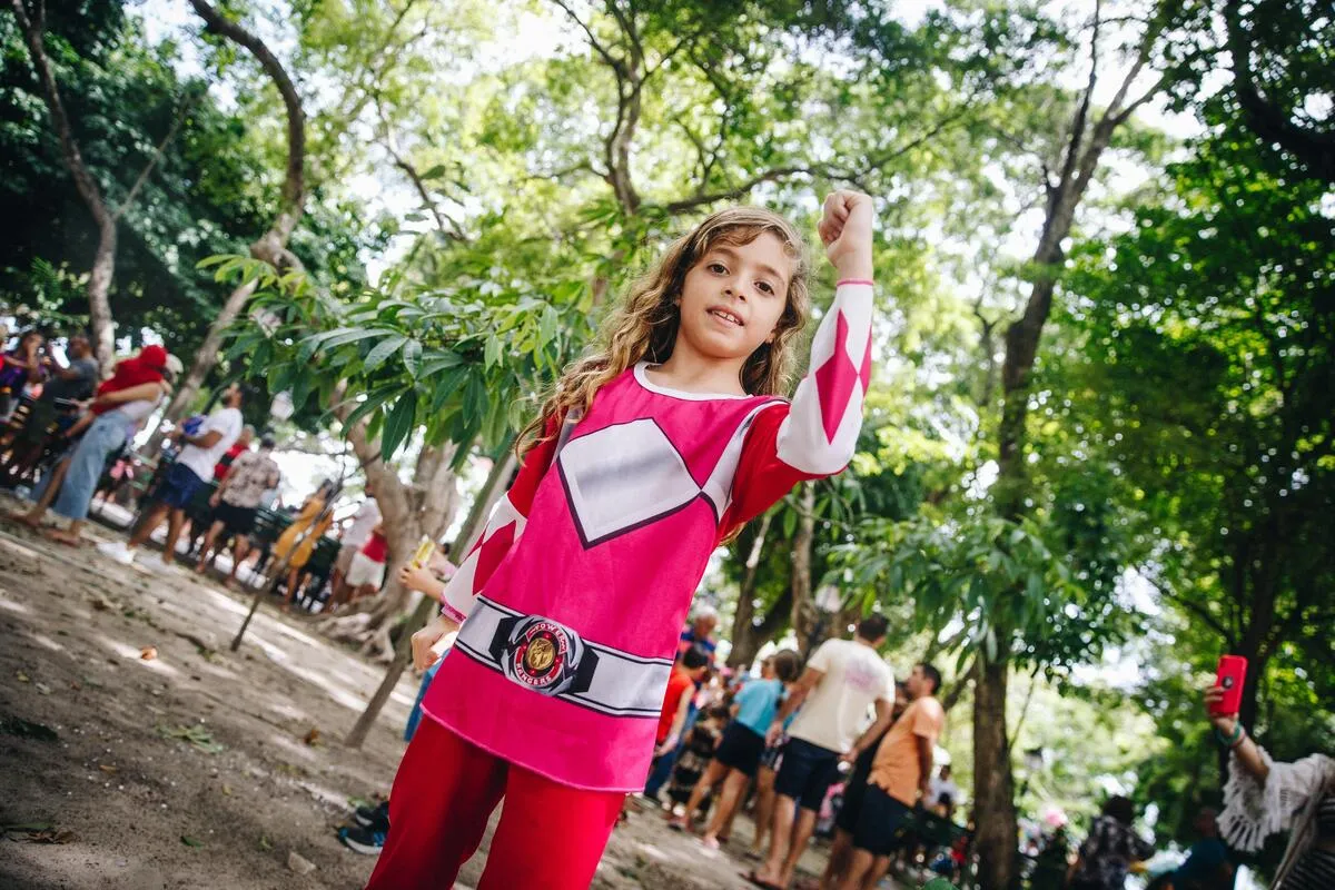 Maya, de 7 anos, se divertiu vestida de Power Ranger Rosa