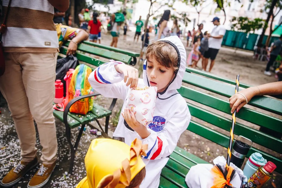 Benjamim, de sete anos, escolheu se fantasiar de astronauta