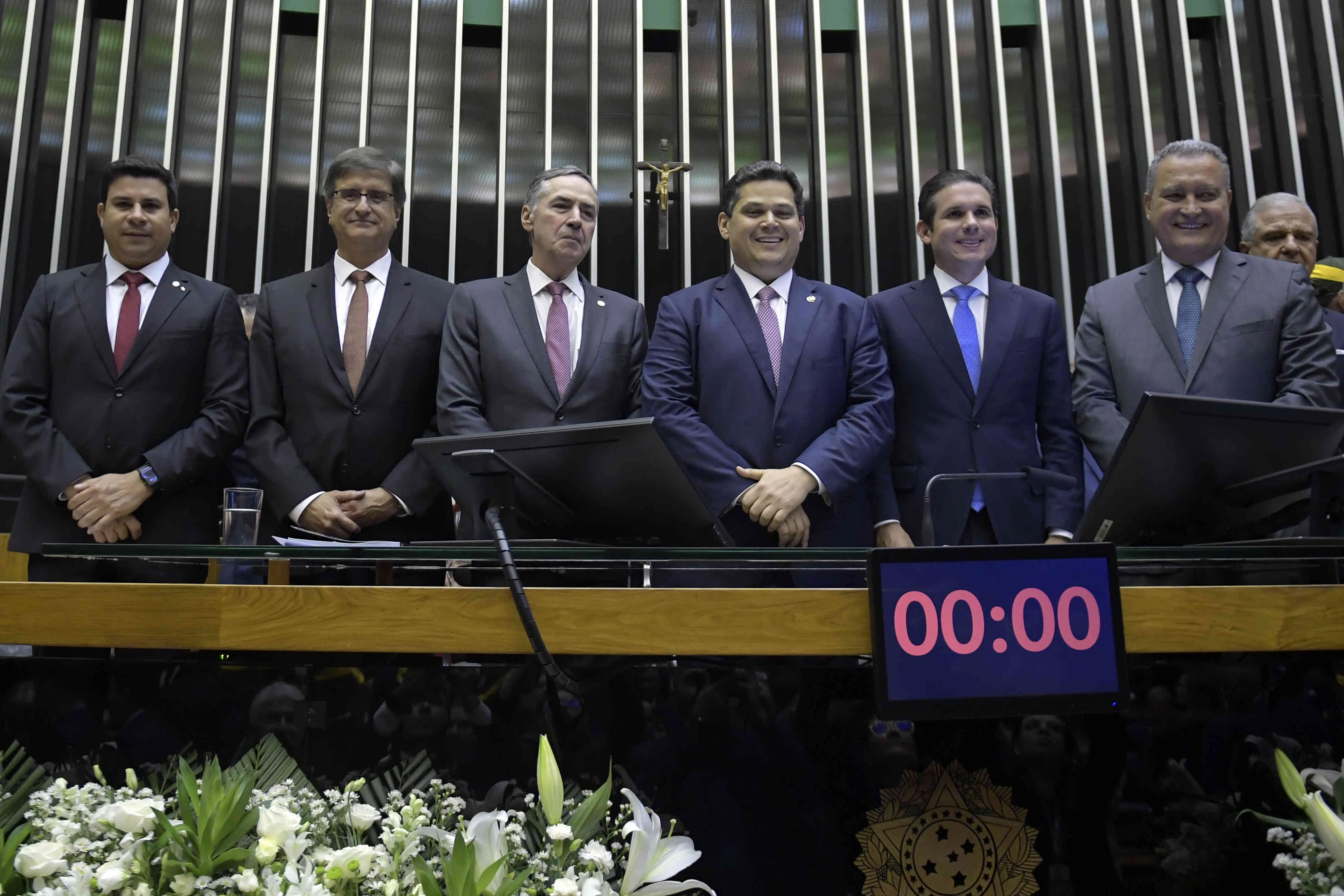 Na inauguração da 3ª sessão legislativa, apesar do impasse, os presidentes do STF (ministro Luís Roberto Barroso), do Senado Federal (Davi Acolumbre) e da Câmara dos Deputados (Hugo Motta) posaram ao lado do ministro da Casa Civil (Rui Costa).