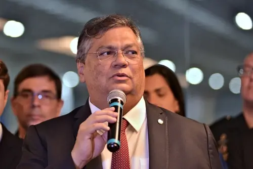 Imagem da notícia: Flávio Dino condena supersalários de juízes e suspende retroativos de alimentação: 'Inaceitável vale-tudo' 