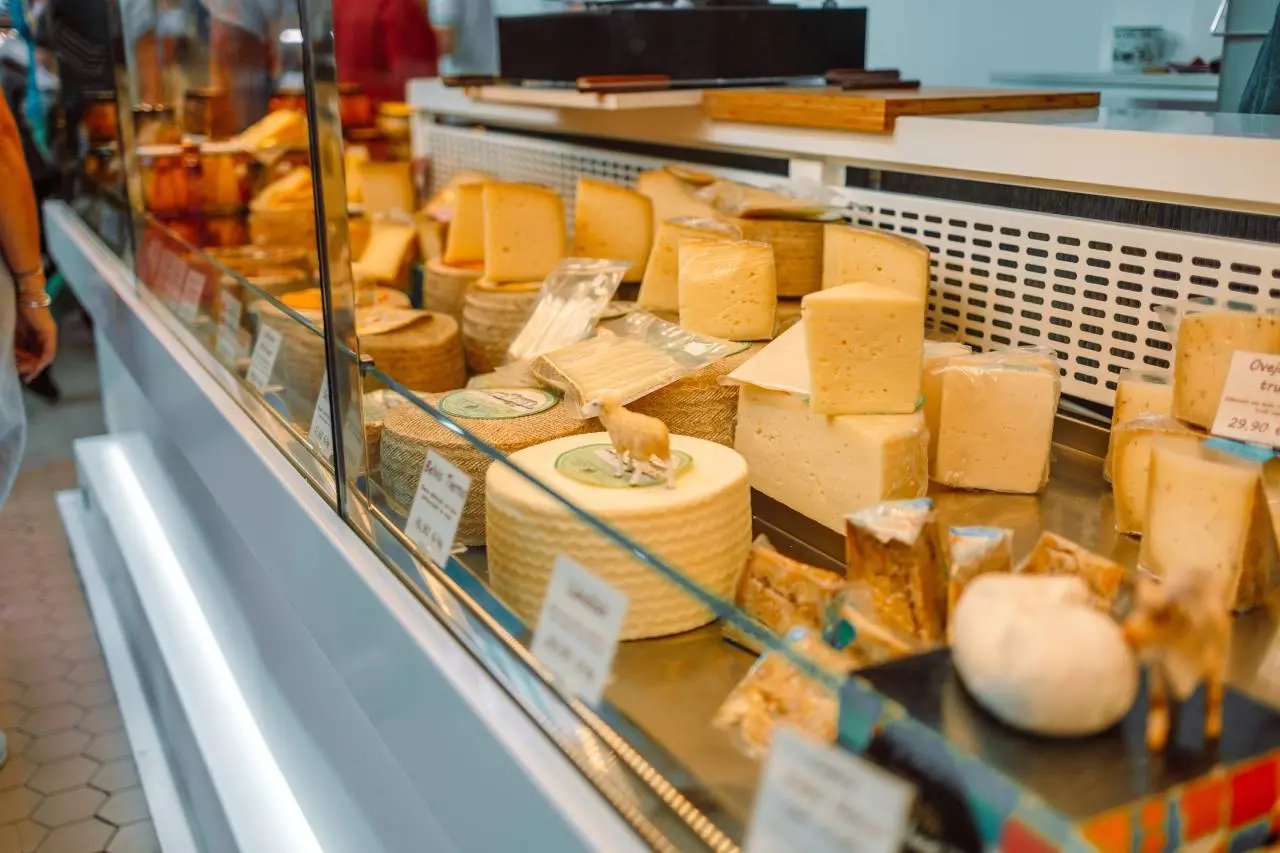 Imagem da notícia: Queijo fake: qual o direito do consumidor ao confundir e comprar muçarela processada achando ser a original?