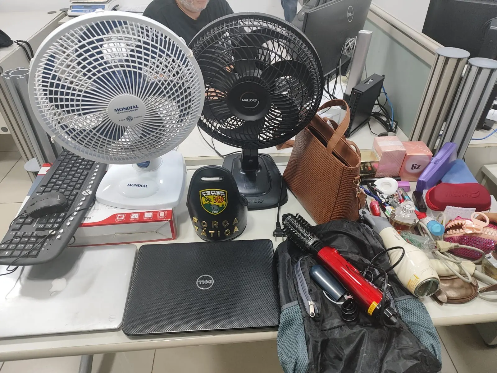 Imagem da notícia: Mulher é feita refém durante assalto em Fortaleza; rastreamento de celular ajuda na recuperação de parte dos bens