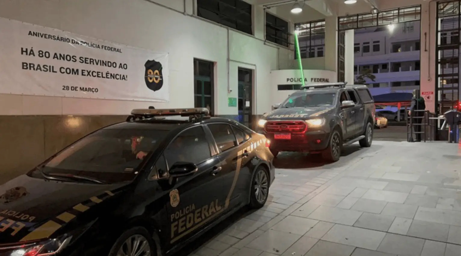 Imagem da notícia: PF cumpre mandados em Fortaleza contra suspeitos de desviar R$ 100 milhões do Fundeb no RJ