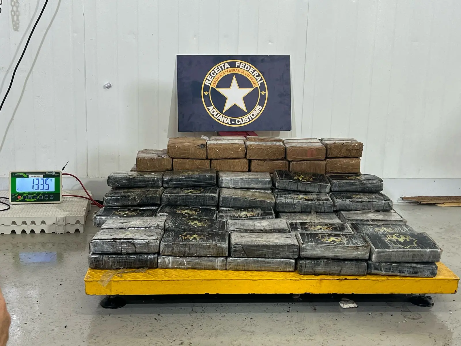 Imagem da notícia: Receita Federal encontra 133 kg de cocaína em contêiner de polpa de manga no Porto do Pecém 