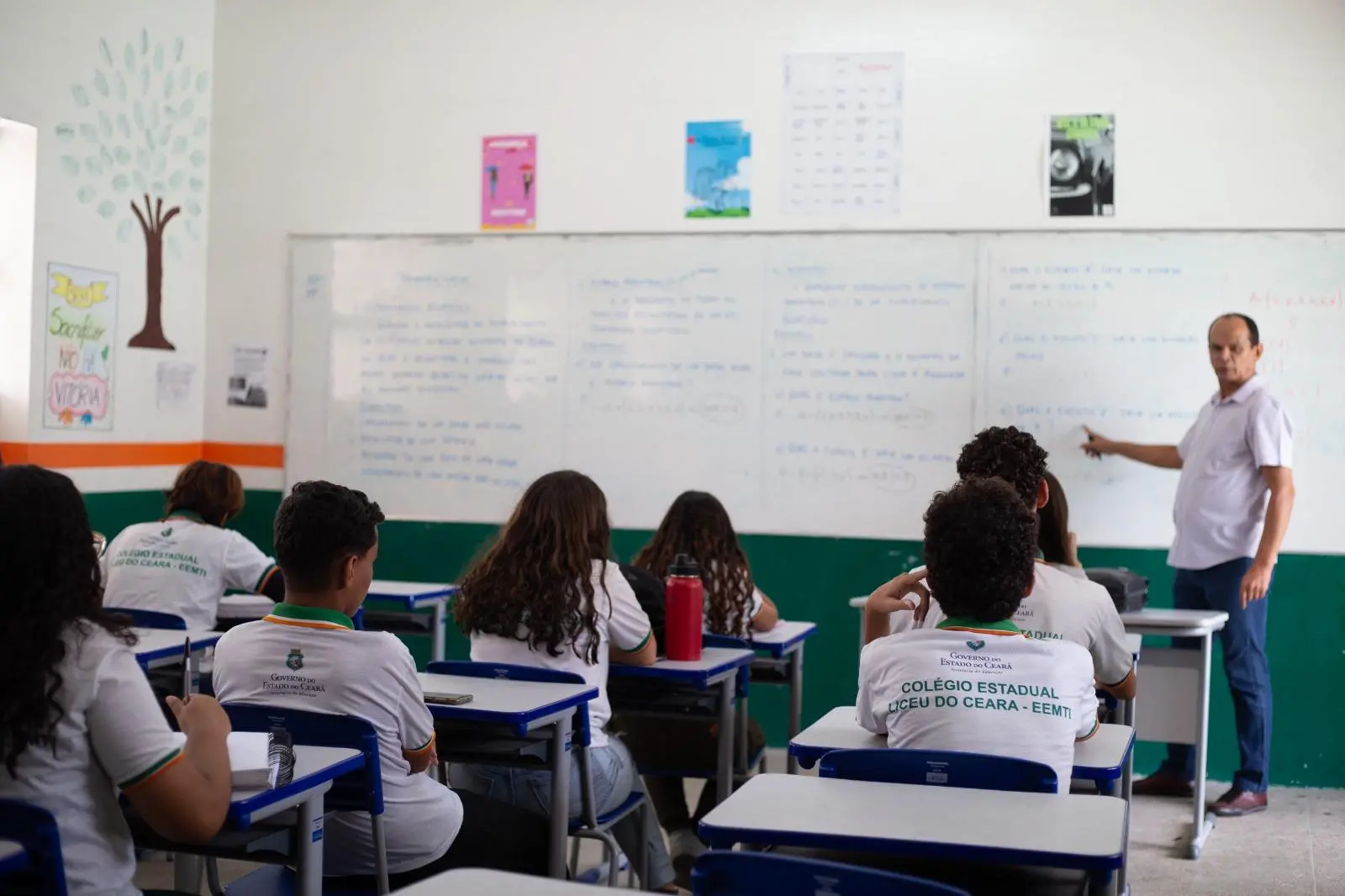 Imagem da notícia: Reajuste dos professores da rede estadual será de 6,27% em 2025, anuncia Elmano de Freitas