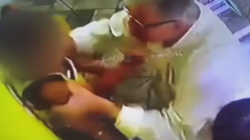 Imagem da notícia: Diretor agride aluno de 4 anos e é flagrado por câmeras de segurança no RJ: 'Tinha medo da escola'