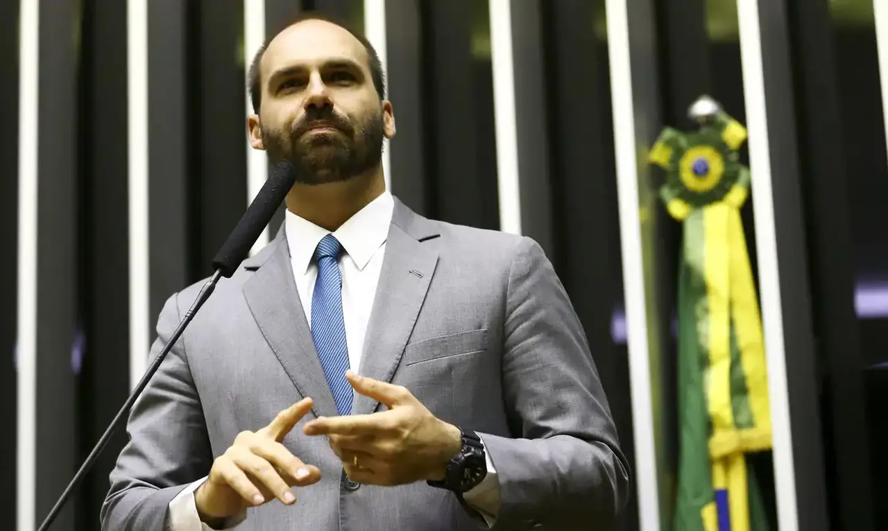 Imagem da notícia: Eduardo Bolsonaro é intimado a depor por ofender delegado da PF