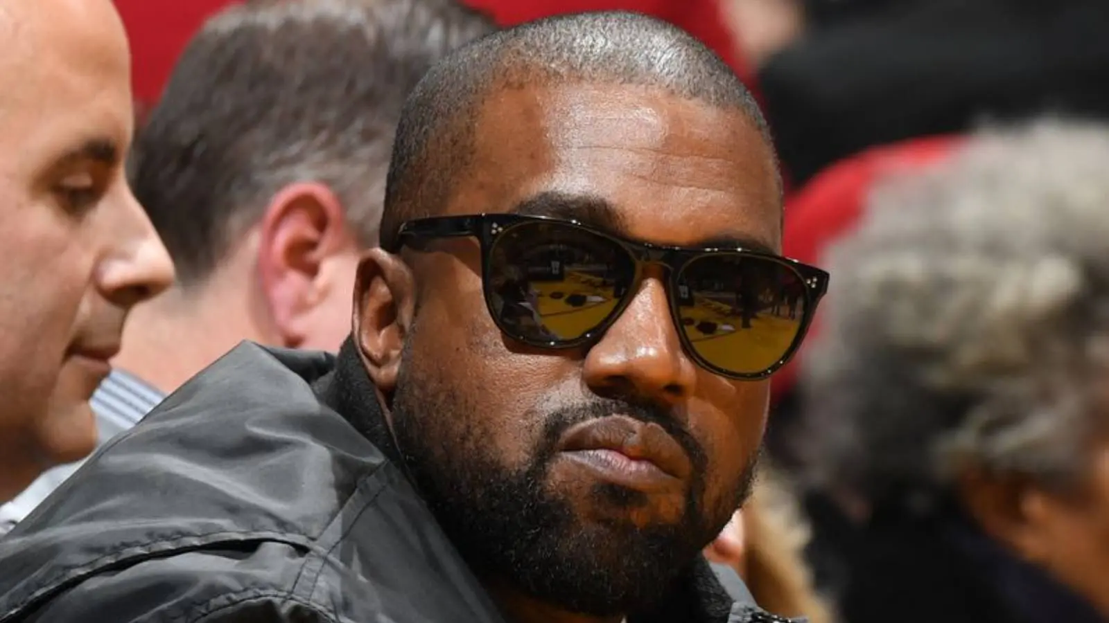 Imagem da notícia: Loja virtual da Yeezy, marca de Kanye West, é retirada do ar após venda de camisas com suástica nazista