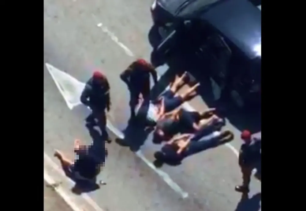 Imagem da notícia: Contador foi feito refém e dirigiu para suspeitos de participarem de tiroteio que deixou três mortos na Rosalina