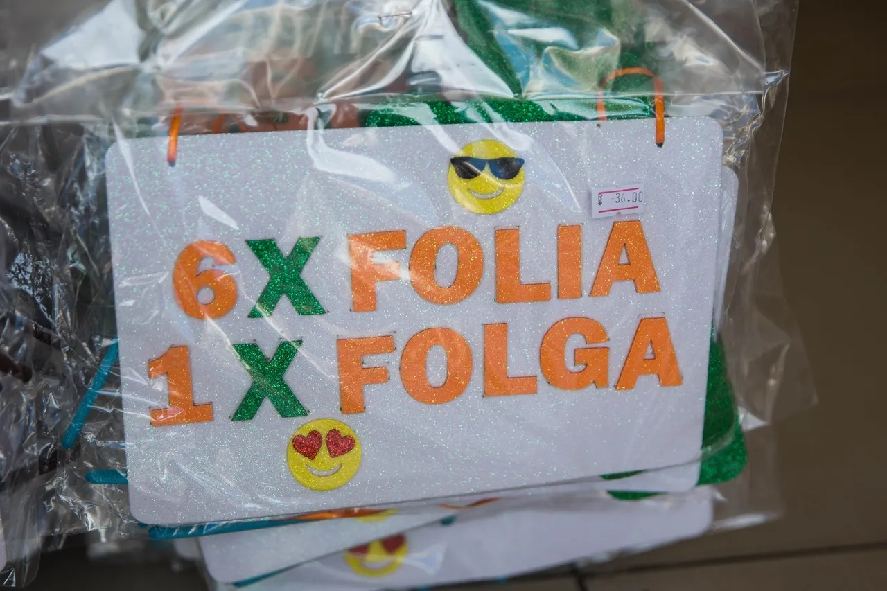 Na Rosa Bijoux, que fica na Rua São Paulo, no Centro de Fortaleza, plaquinhas para o pescoço fazem sucesso