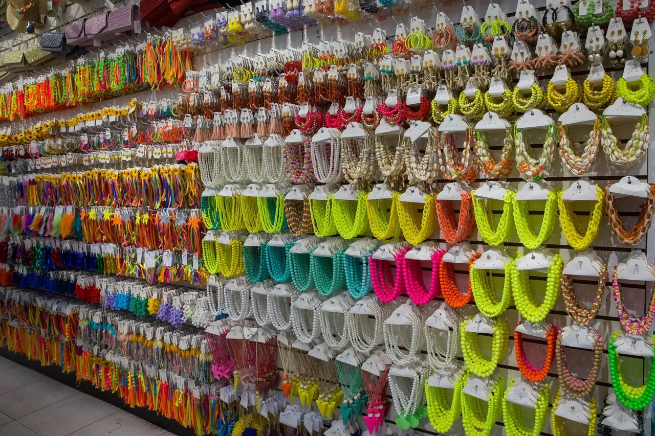 Brincos por R$ 5 são vendidos em uma variedade de cores e texturas para compor os looks da festa de Carnaval