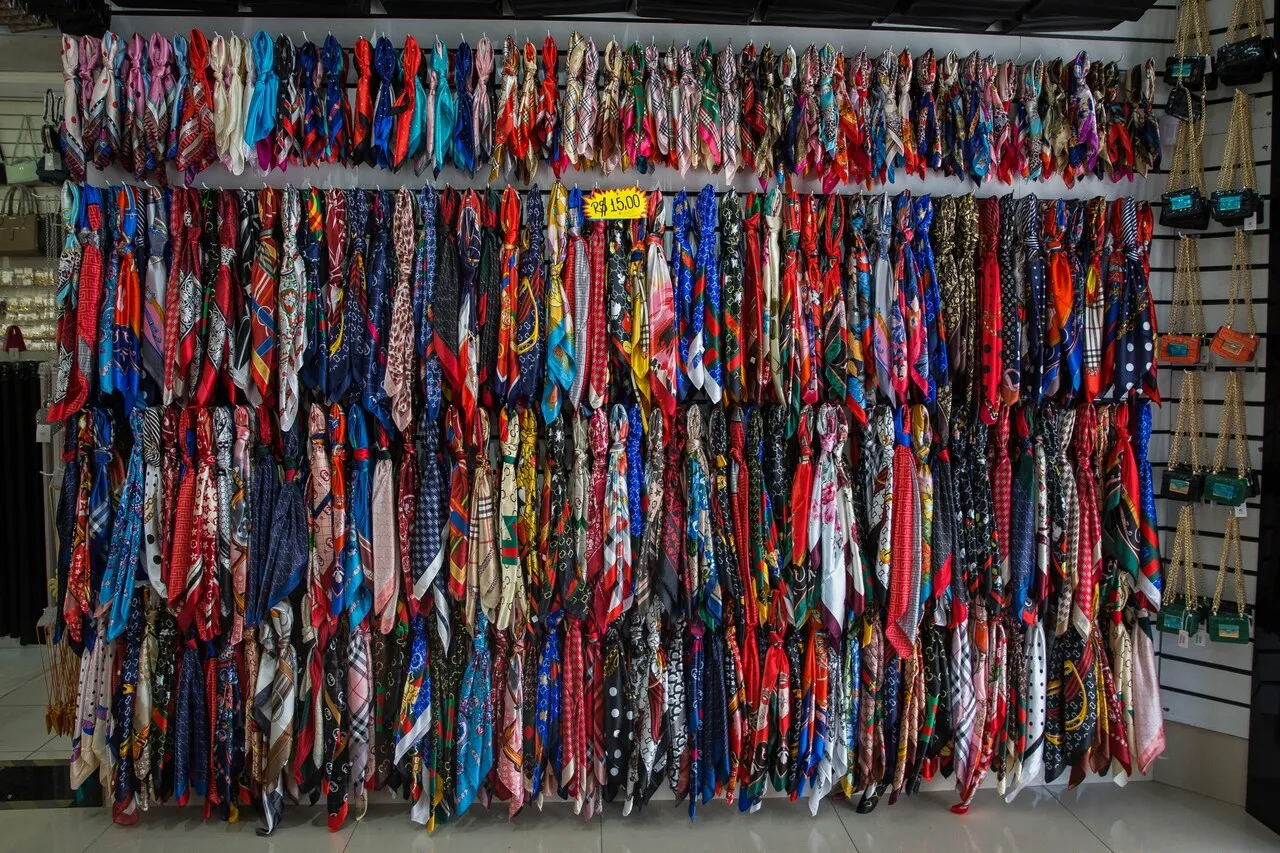 Lenços estão entre as apostas da Sol Bijoux para o Carnaval 2025