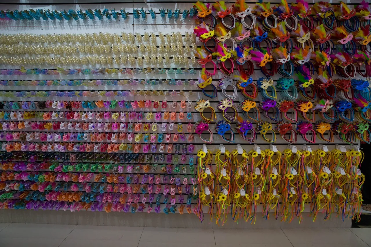 Na Sol Bijoux, tiaras carnavalescas custam R$ 5. Presilhas também custam R$ 5