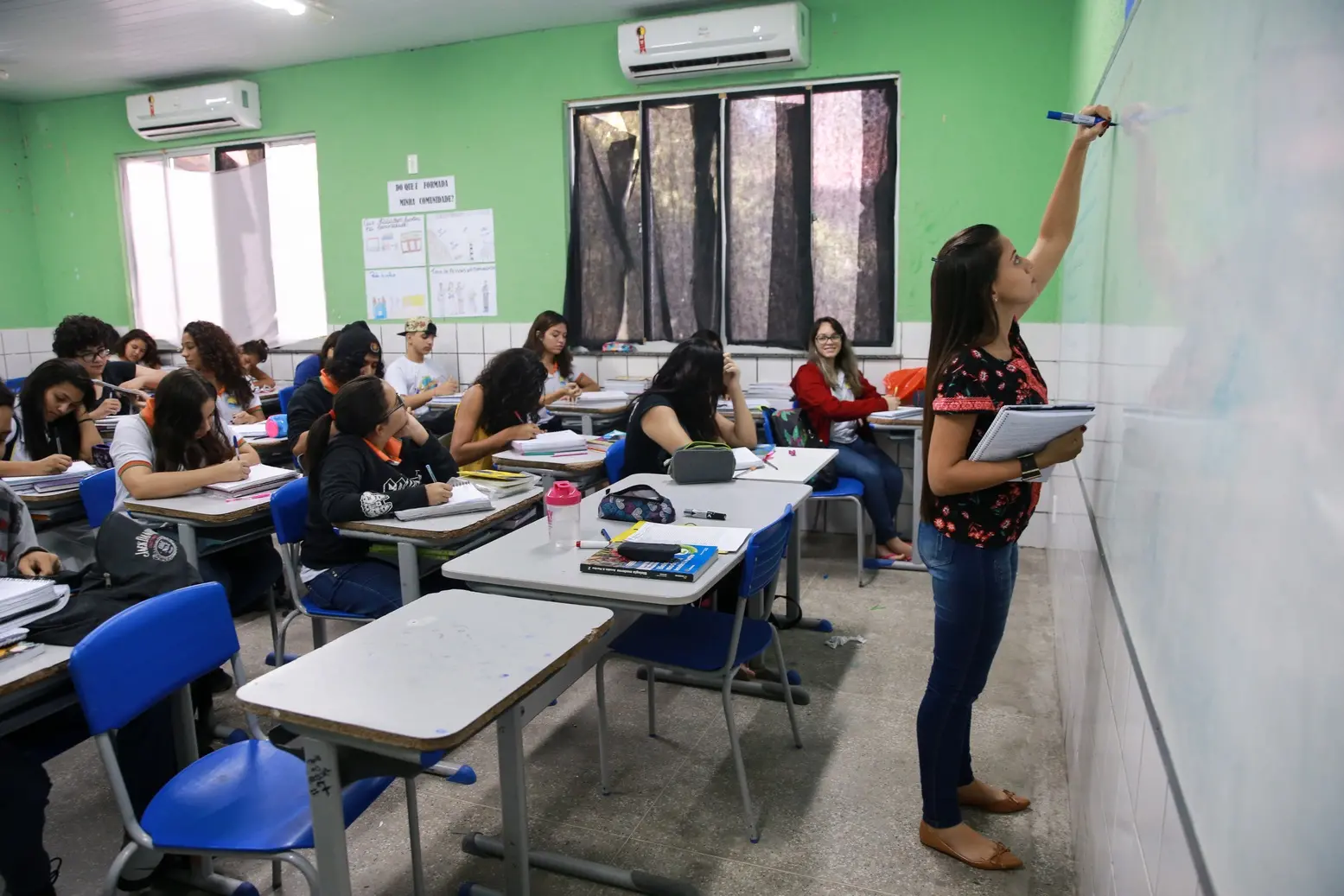 Imagem da notícia: Seduc fará nova convocação de concursos para professores regulares e indígenas no CE; veja detalhes