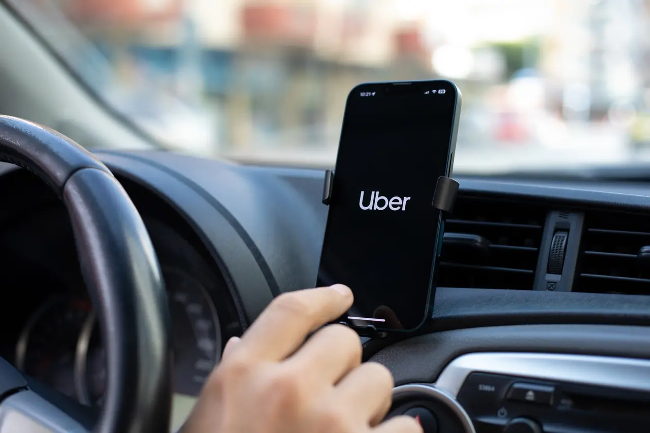 Imagem da notícia: Motorista acusado de homofobia e discriminação contra passageiros é bloqueado por app em Fortaleza