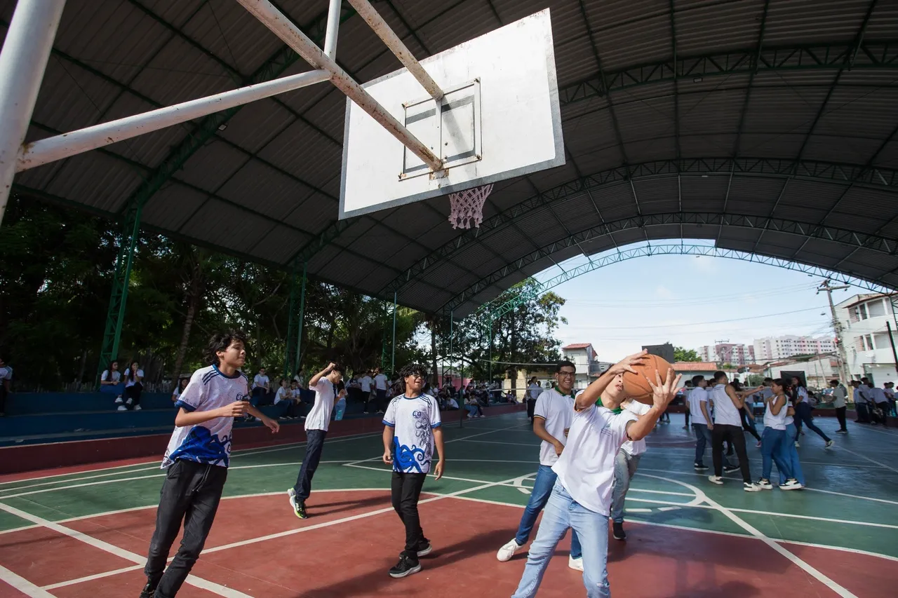 Como eu estava agora do lado dos prédios dos “alunos grandes”, boa parte deles não falava a palavra recreio, mas sim, intervalo