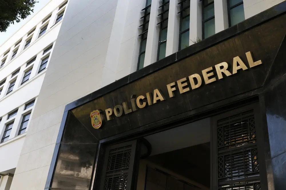 Imagem da notícia: Polícia Federal autoriza concurso com mil vagas para cinco cargos; veja detalhes