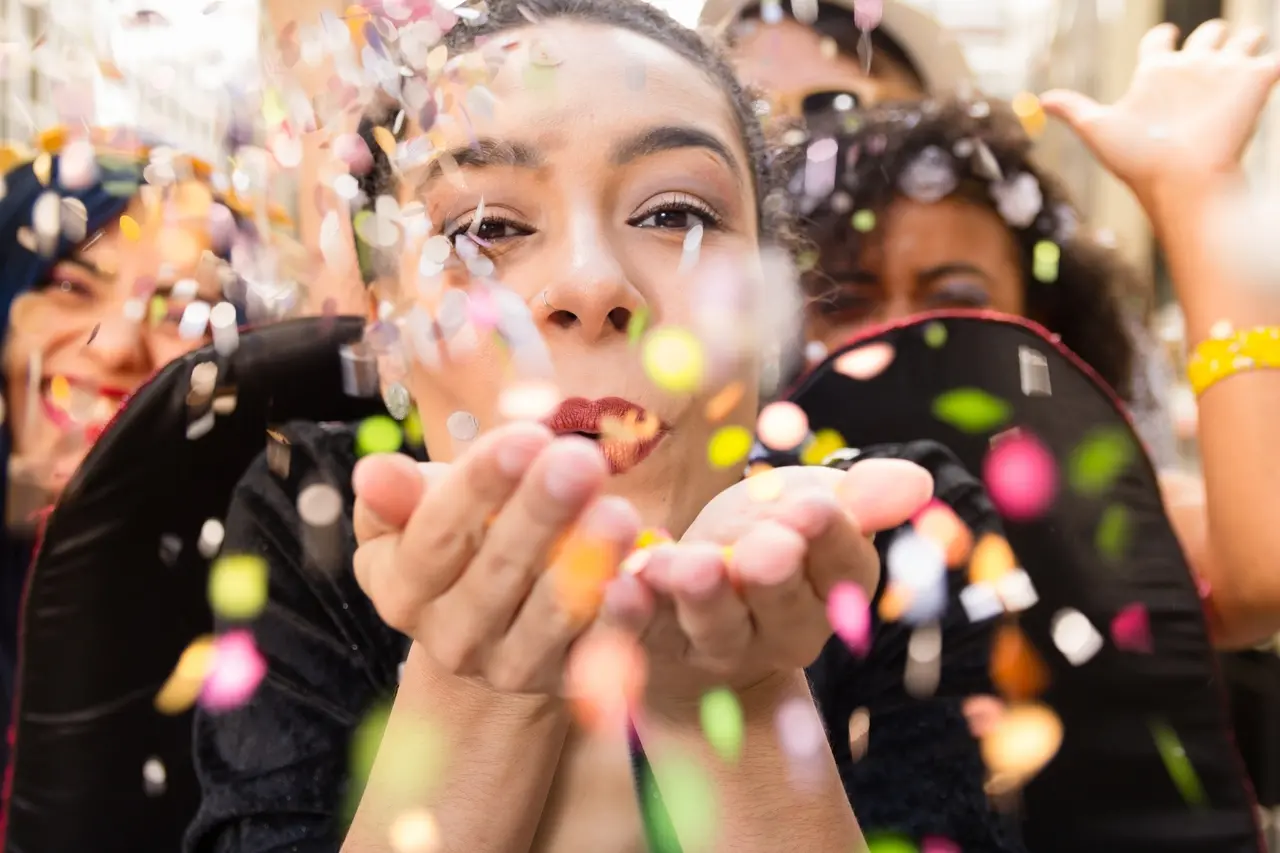 Que o carnaval sirva como um pretexto para você ser você mesmo durante cinco dias, se vestir como quiser, se maquiar como quiser, dançar como quiser.