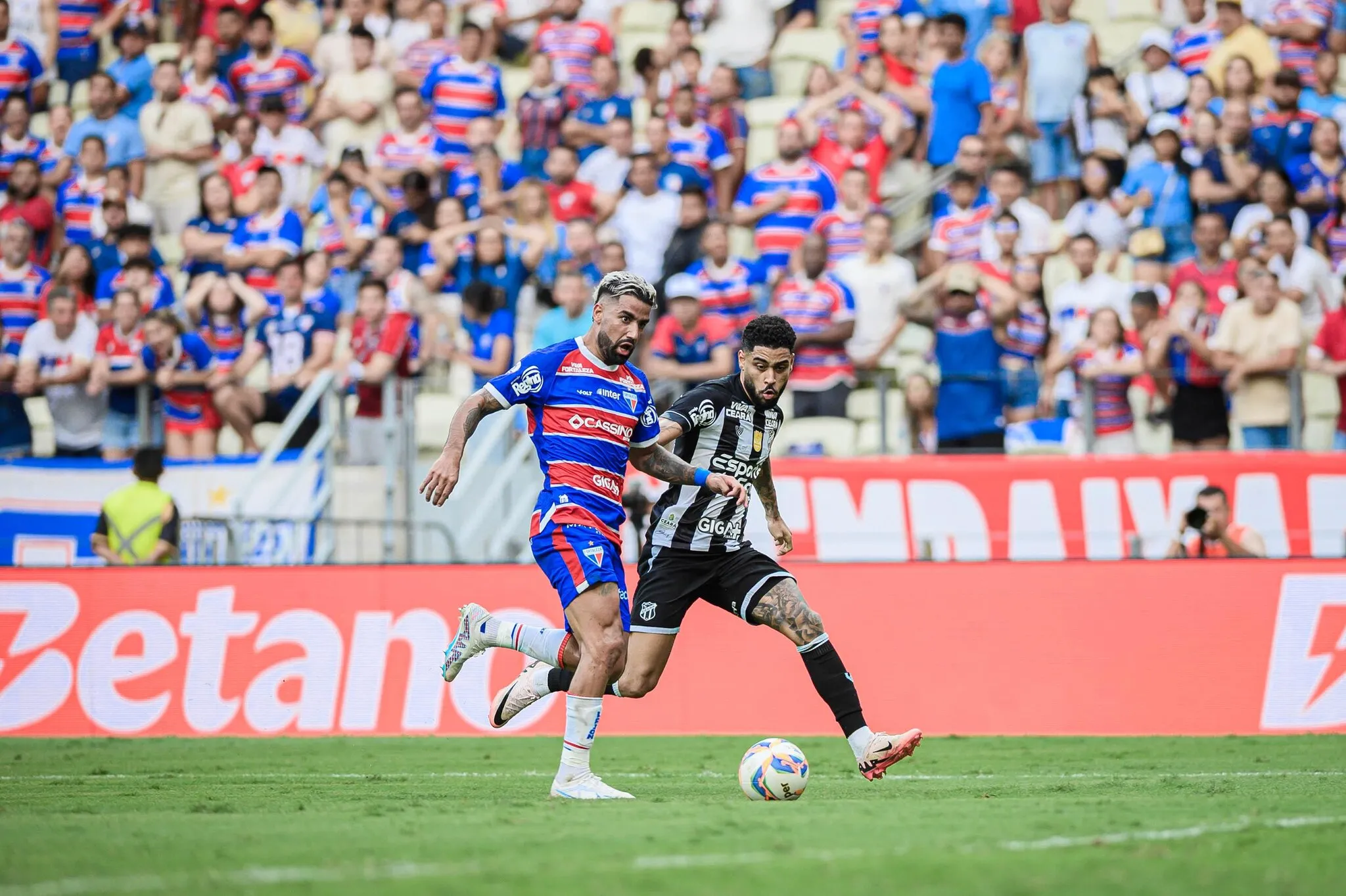 Matheus Bahia, jogador do Ceará, disputa bola com Brítez, jogador do Fortaleza, no Clássico-Rei
