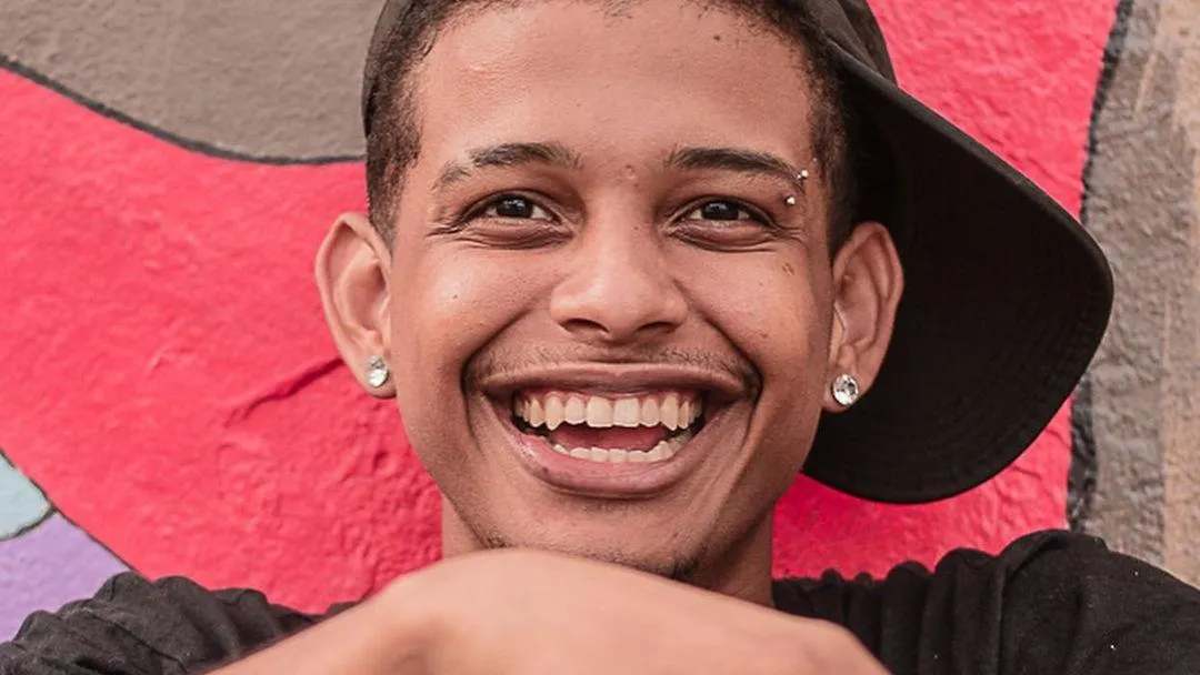 Pais afirmam que jovem 