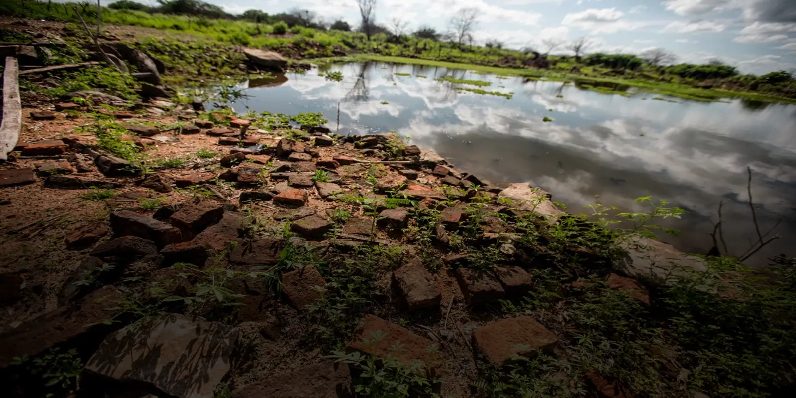 Imagem da notícia: Ruínas de cidade cearense submersa pelo Castanhão reapareceram há 12 anos; veja imagens