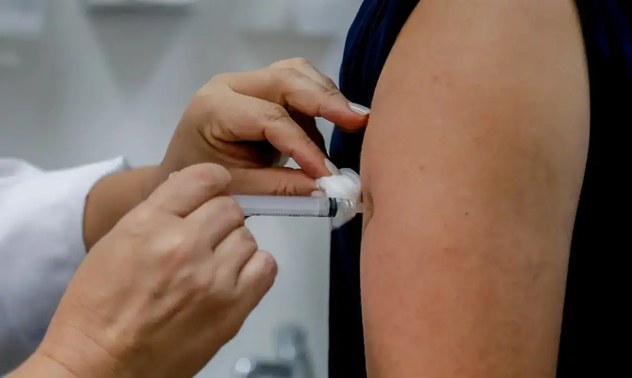 Imagem da notícia: Vacina contra a dengue: Ministério da Saúde amplia faixa etária para receber o imunizante