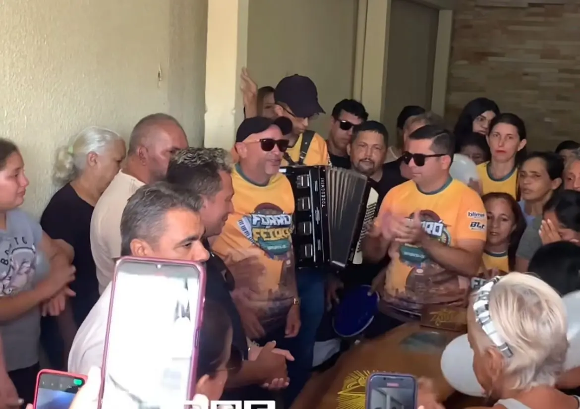Imagem da notícia: Velório de Bia Dançarina, influencer morta a tiros, teve forró e cortejos nas ruas de Baturité; veja vídeo