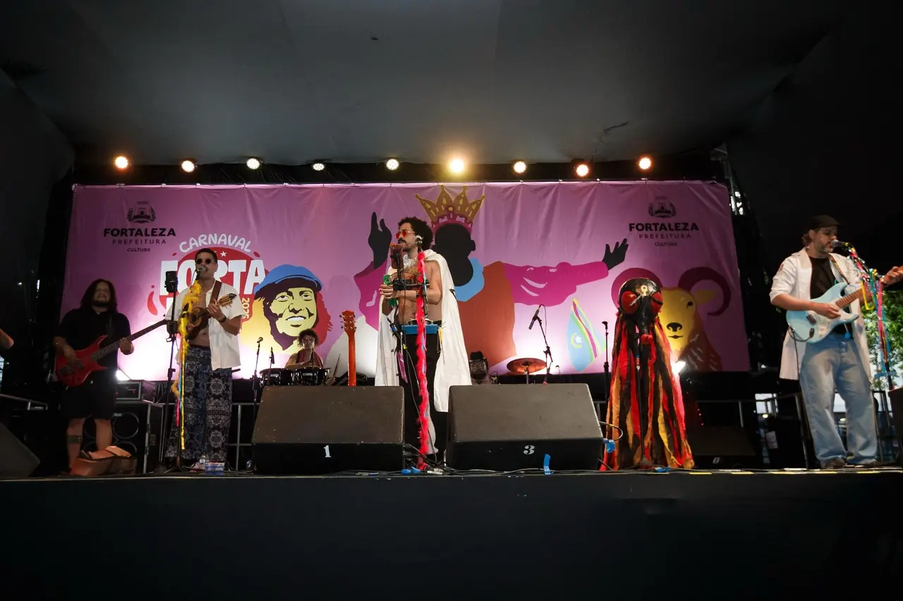 Imagem da notícia: Bloco transforma repertório de Raul Seixas em Carnaval e anima público diverso no Benfica