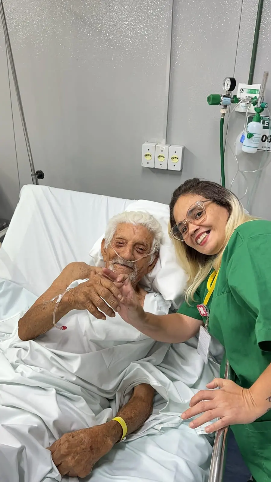 Imagem da notícia: Técnica de enfermagem cuida, brinca, dança e faz amizade com paciente de 109 anos em UPA de Fortaleza; veja vídeo