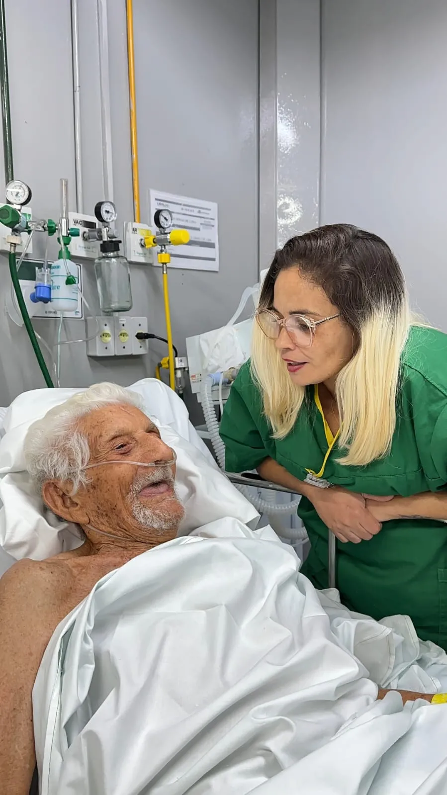 Seu Simão faz questão de tomar um café com a técnica de enfermagem após alta hospitalar
