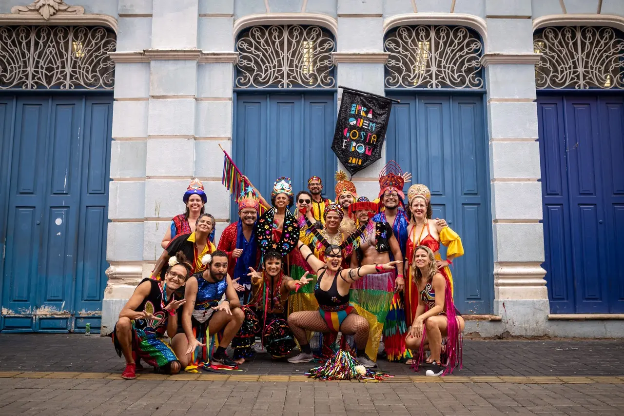 Imagem da notícia: Blocos de Carnaval em Fortaleza apostam em figurinos e adereços com referências à cultura e inspiram foliões