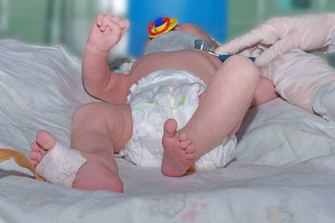 Imagem da notícia: Enfermeiro é demitido por justa causa após deixar chupeta presa com esparadrapo na boca de bebê