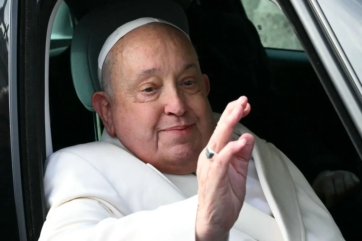 Imagem da notícia: Papa Francisco é diagnosticado com pneumonia bilateral e segue com quadro complexo, diz Vaticano