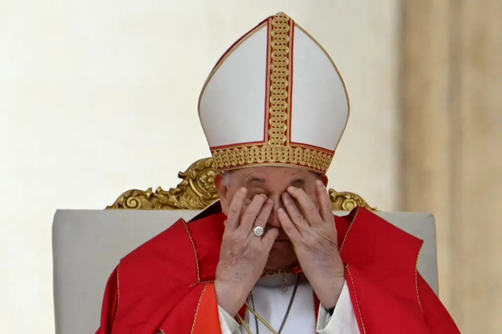 Imagem da notícia: Relembre histórico de saúde de Papa Francisco, internado com pneumonia bilateral