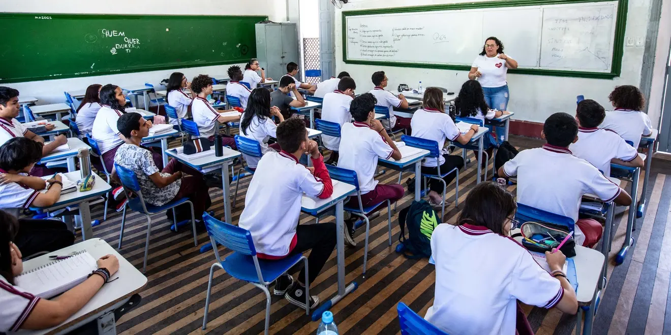Imagem da notícia: Projeto que aumenta salário de professores do CE chega à Assembleia com valores de R$4,9 mil a R$12,5 mil; veja detalhes
