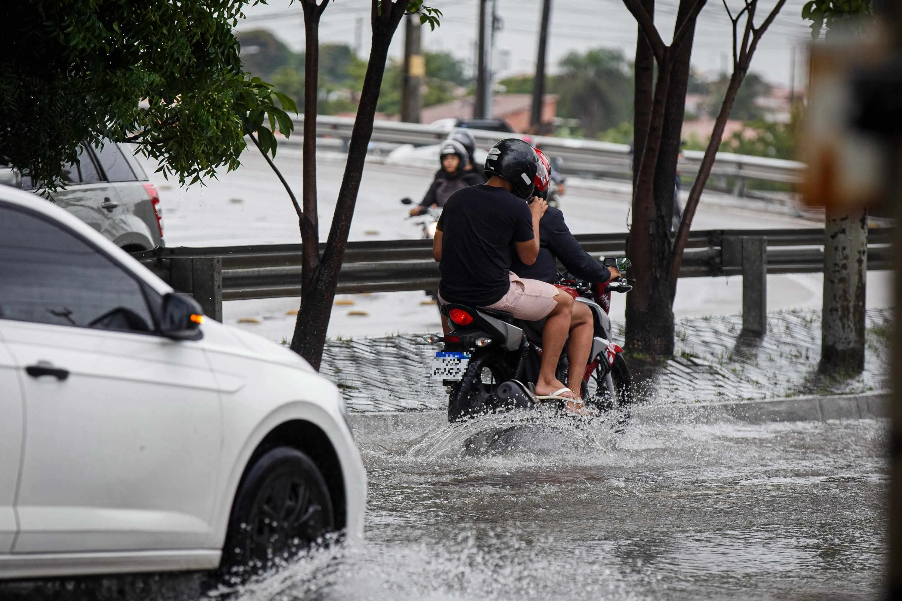 Alagamentos foram registrados em ruas de Fortaleza
