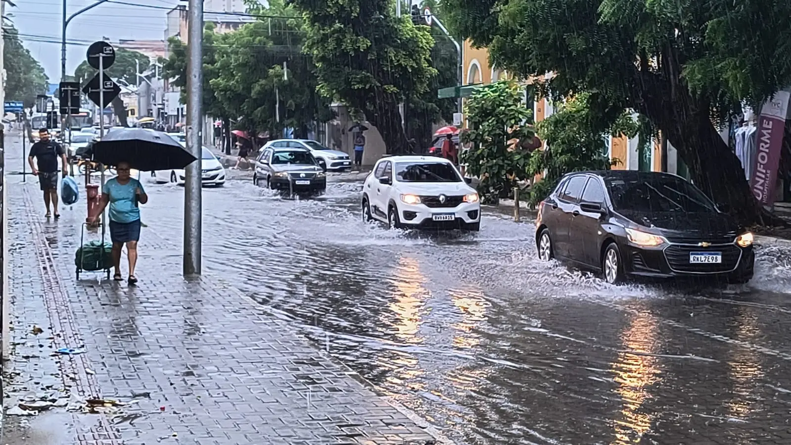 Imagem da notícia: Veja ruas e avenidas bloqueadas em Fortaleza devido às fortes chuvas desta quarta-feira (19)